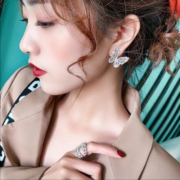 NEW SILVER SHINY BUTTERFLY STUD EARRINGS - Picture 6 of 6